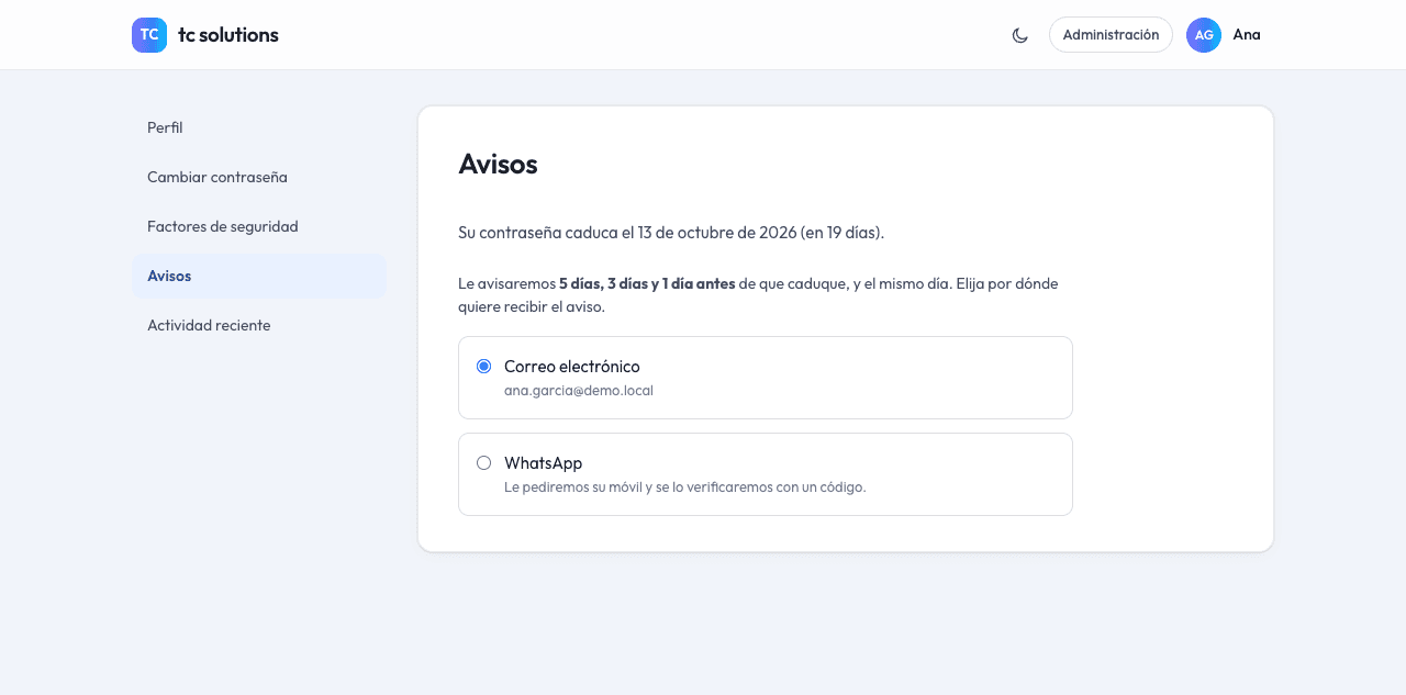 Pantalla de avisos: dice cuándo caduca la contraseña y deja elegir si el aviso llega por correo o por WhatsApp.